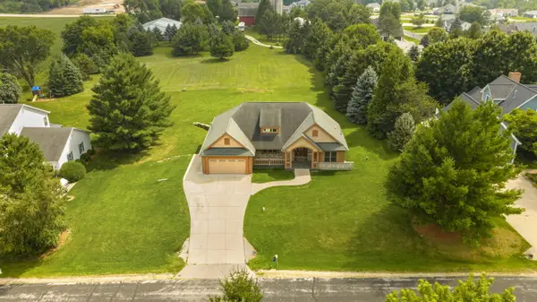 W2261 E Oak Ridge Dr, Ashippun, WI 53066