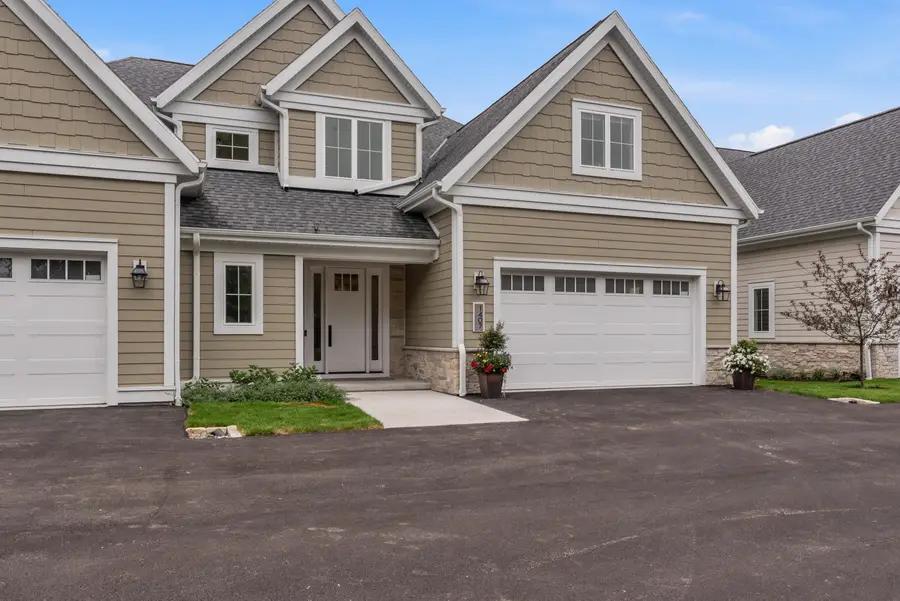 1407 W Eastbrook Dr, Mequon, WI 53092 - #2