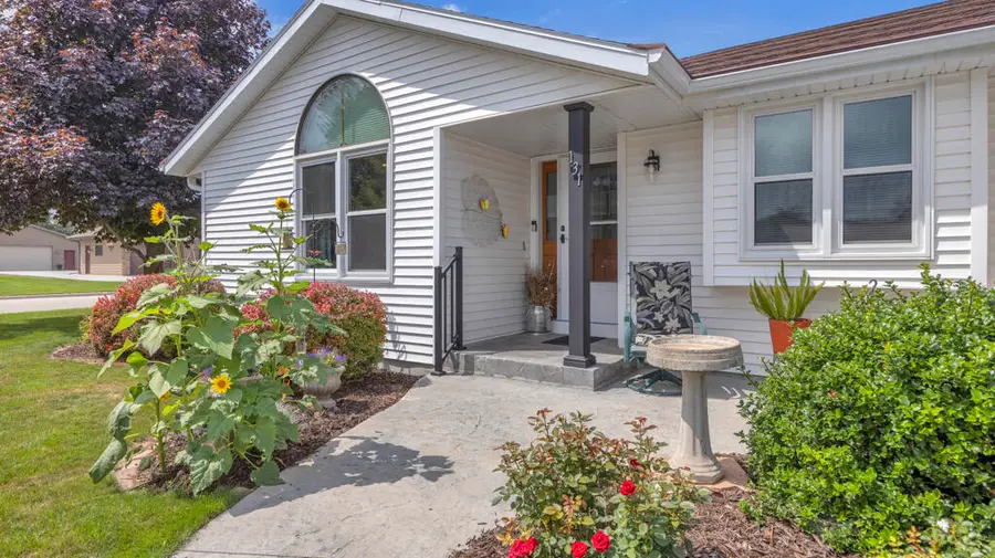 131 Menominee Dr, Sheboygan Falls, WI 53085 - #2