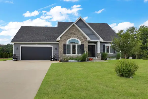 404 Appletree Ln, Eagle, WI 53119