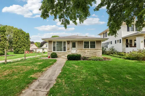 146 Harrison Ave, Waukesha, WI 53186