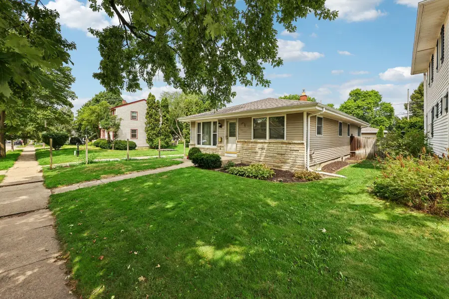 146 Harrison Ave, Waukesha, WI 53186 - #3