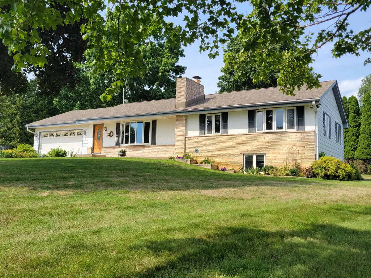 N7928 Green Tree Ln, Ixonia, WI 53066 - #1