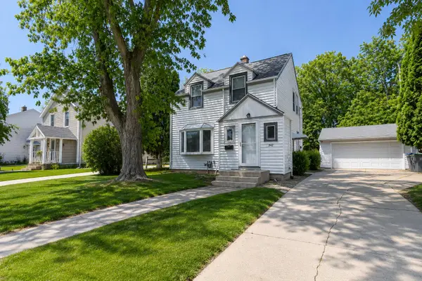 242 E Gauer Cir, Milwaukee, WI 53207
