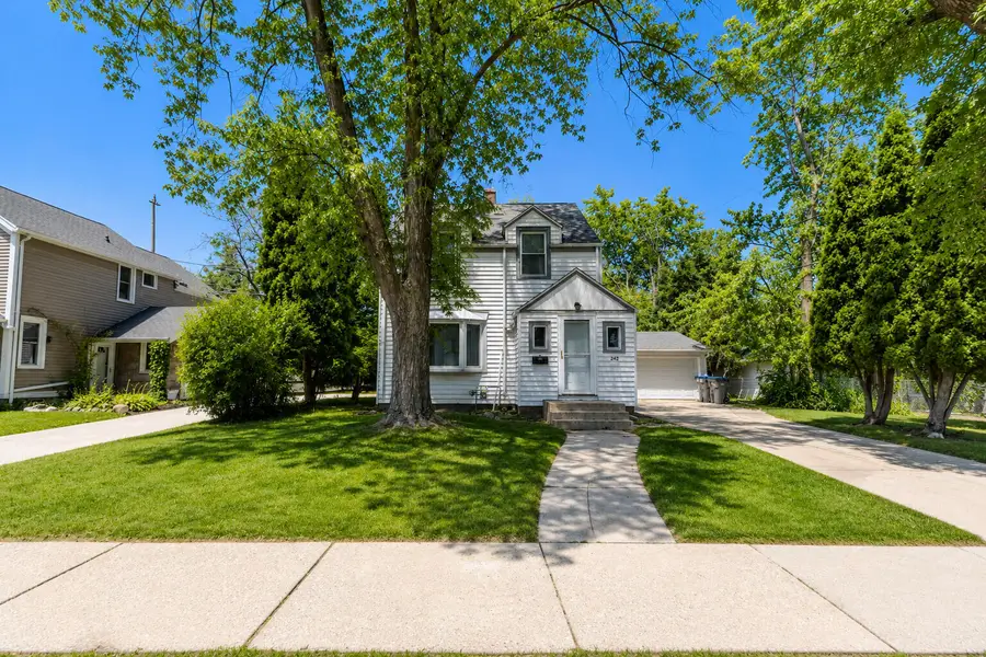 242 E Gauer Cir, Milwaukee, WI 53207 - #2
