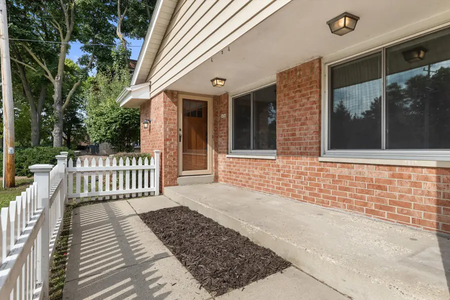2652 N 124th St, Wauwatosa, WI 53226 - #2