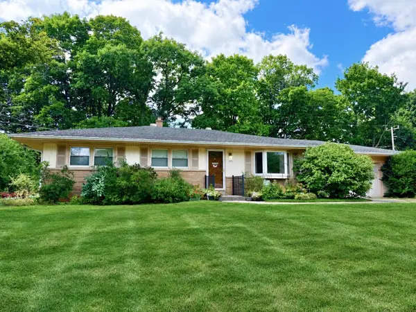 875 Anthony Ln, Brookfield, WI 53045
