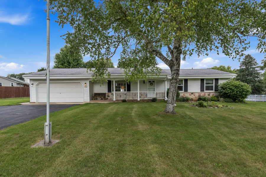 W154N6431 Marvel Dr, Menomonee Falls, WI 53051 - #2