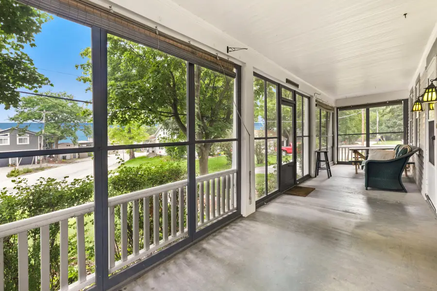 306 Park Ave, Pewaukee, WI 53072 - #3