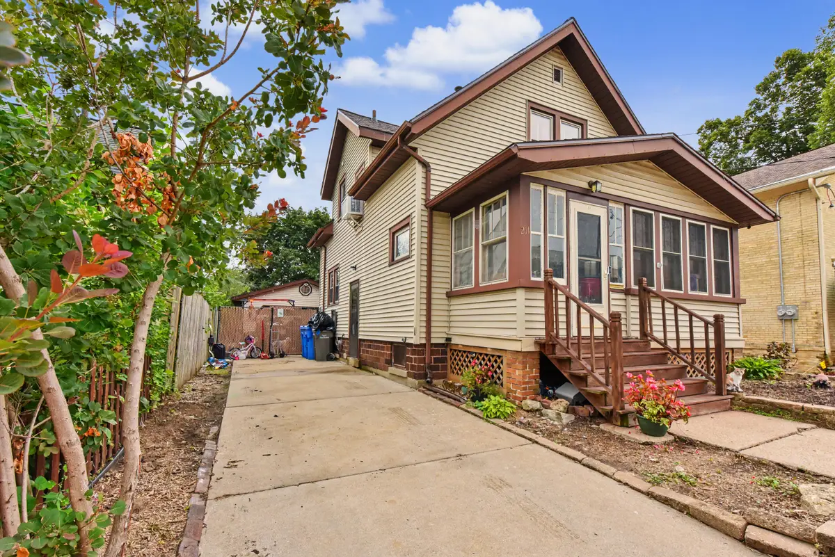 211 N 10th St, Watertown, WI 53094 - #1