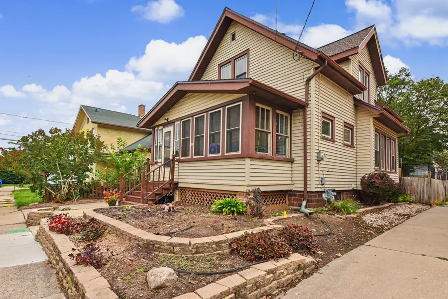 211 N 10th St, Watertown, WI 53094 - #2