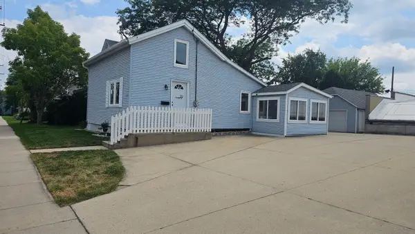 29 E State St, Hartford, WI 53027