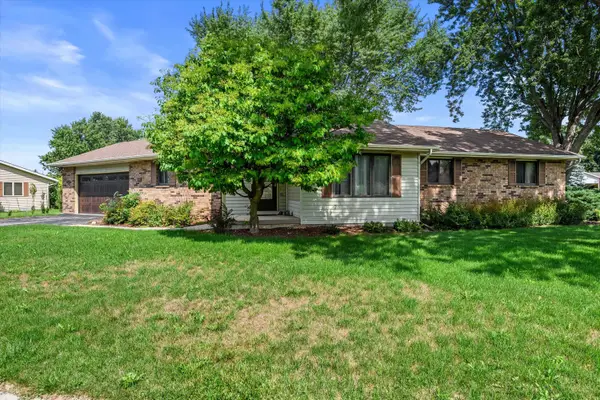 1468 Honeysuckle Rd, Hartford, WI 53027