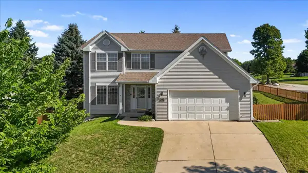 1136 Garfield Ln, Hartford, WI 53027