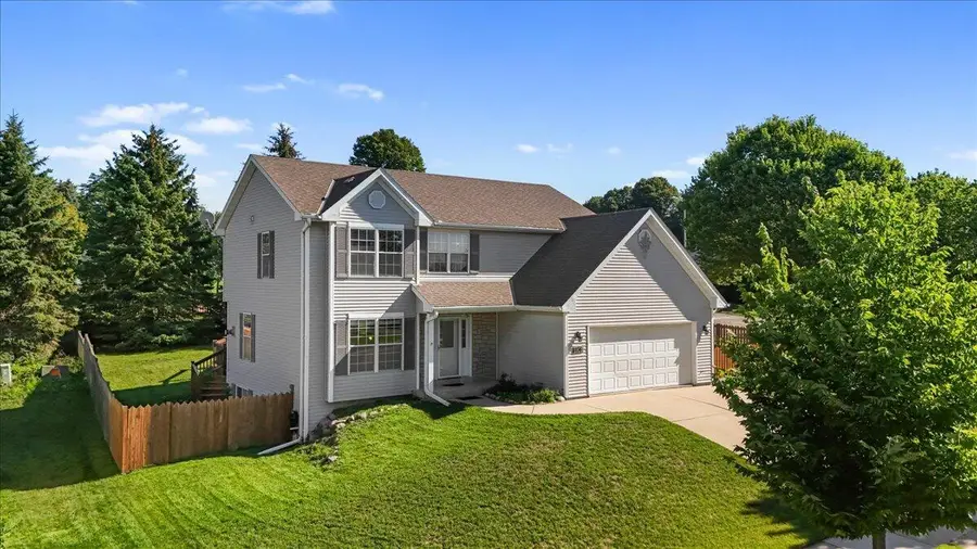 1136 Garfield Ln, Hartford, WI 53027 - #2