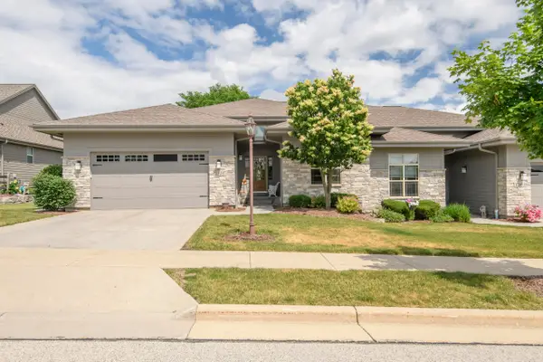 1207 Woodland Hills Dr, Waukesha, WI 53188
