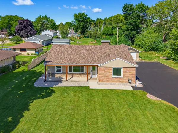 W240N6309 Maple Ave, Sussex, WI 53089