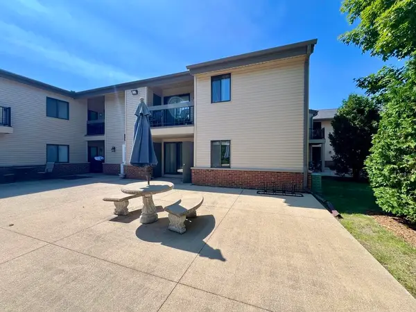1061 Regent Rd, Oconomowoc, WI 53066