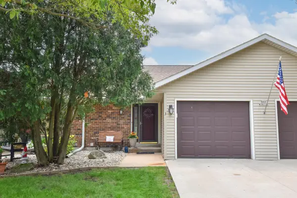 N49W36111 Nottingham Ln, Oconomowoc, WI 53066