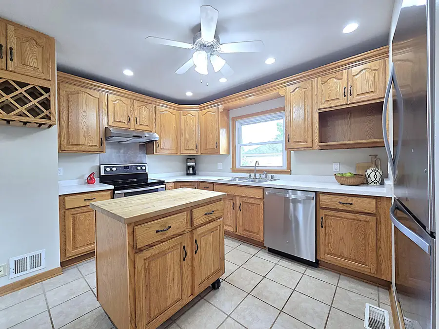 9609 W Grant St, West Allis, WI 53227 - #2