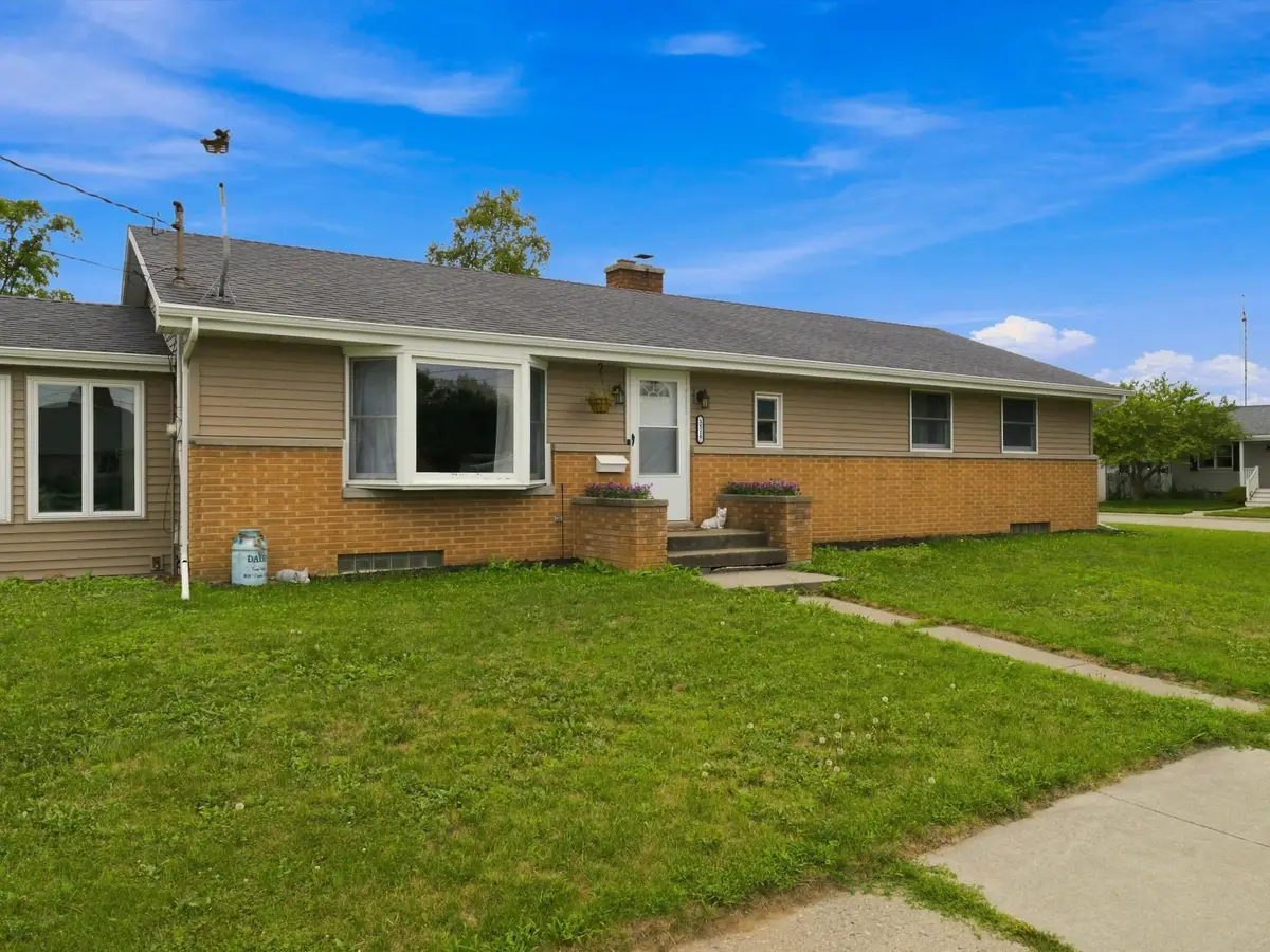 3519 W Marshall St, Manitowoc, WI 54220 - #1