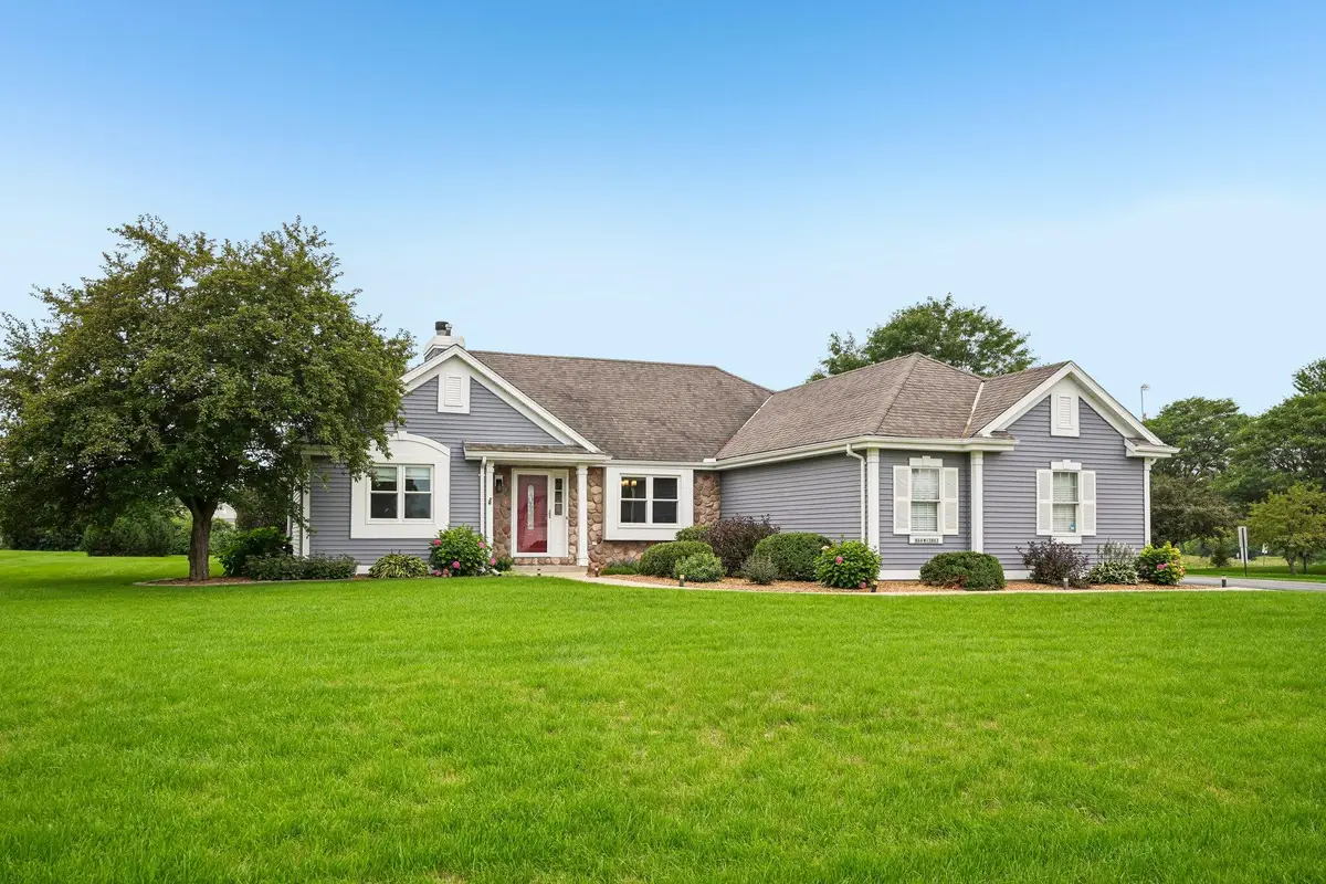 N64W13863 Cobblestone Dr, Menomonee Falls, WI 53051 - #1