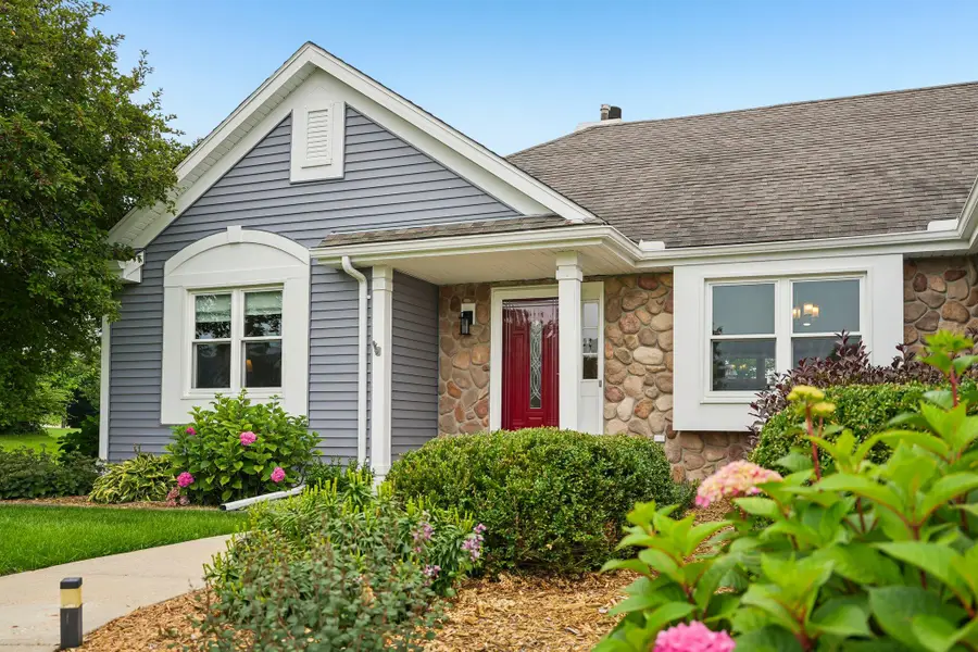 N64W13863 Cobblestone Dr, Menomonee Falls, WI 53051 - #2