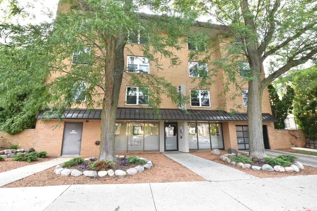 2121 N Cambridge Ave, Milwaukee, WI 53202 - #1