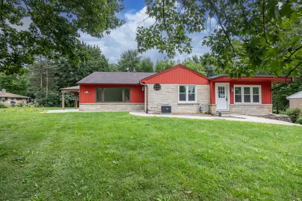N69W20947 Pleasant St, Menomonee Falls, WI 53051