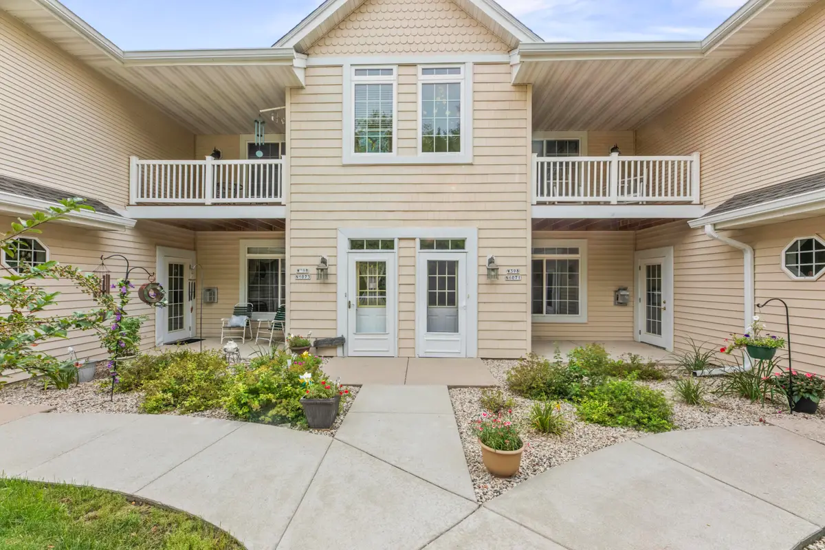 W398N6071 Autumn Woods Dr, Oconomowoc, WI 53066 - #1