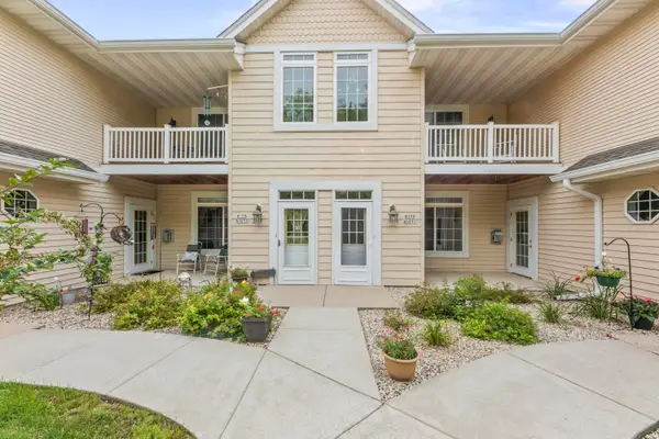 W398N6071 Autumn Woods Dr, Oconomowoc, WI 53066