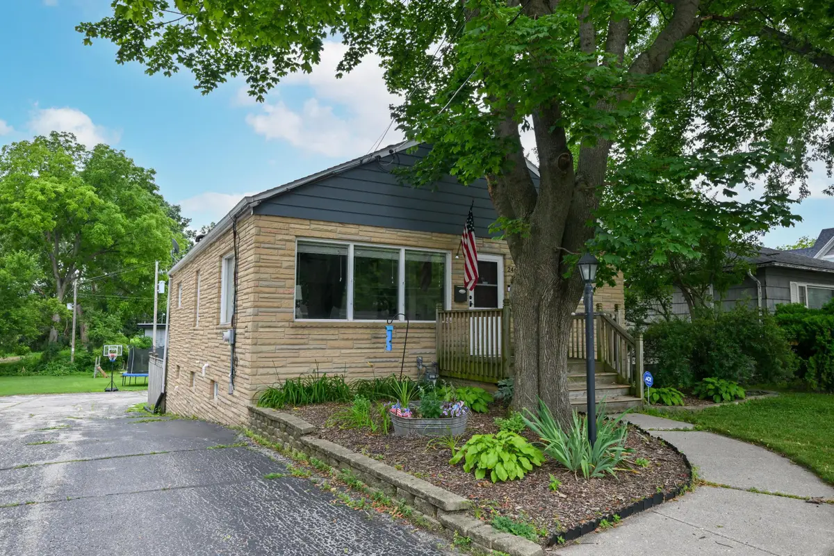 246 North Ave, Hartland, WI 53029 - #1