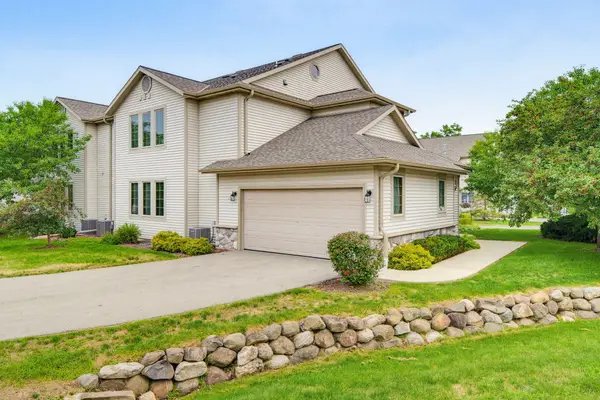 2215 Circle Rdg, Delafield, WI 53018