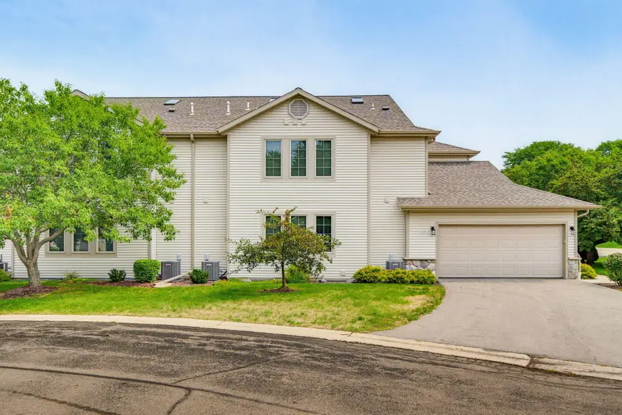 2215 Circle Rdg, Delafield, WI 53018 - #2