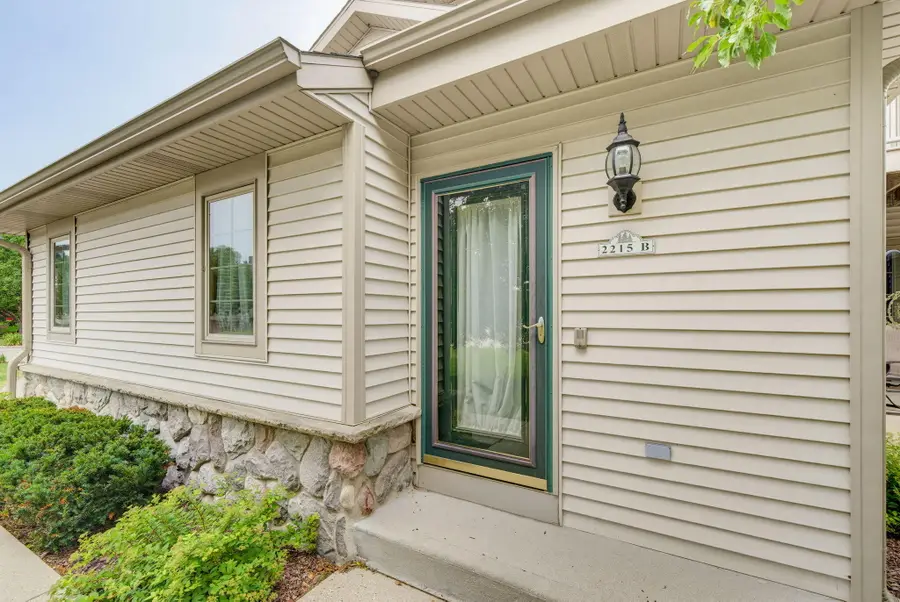 2215 Circle Rdg, Delafield, WI 53018 - #3