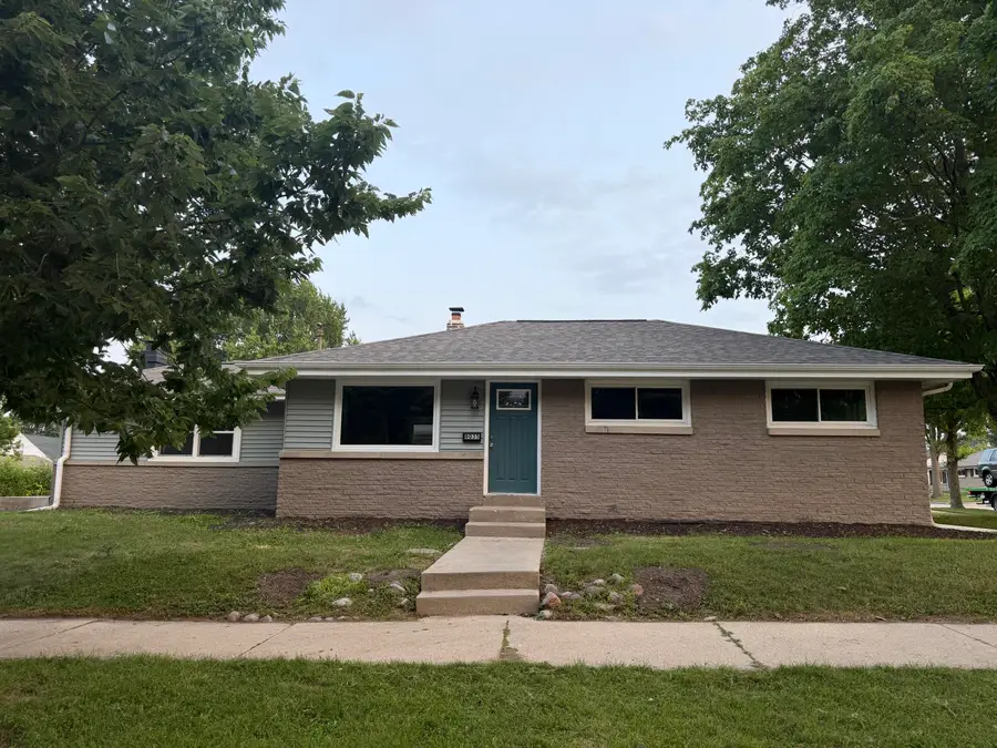 8035 W Warnimont Ave, Milwaukee, WI 53220 - #2