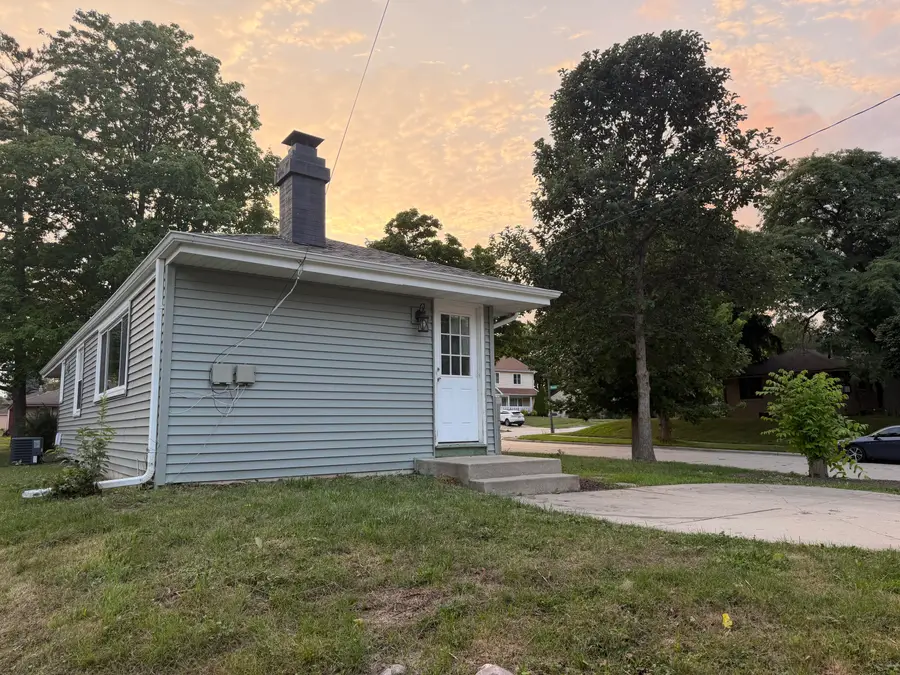 8035 W Warnimont Ave, Milwaukee, WI 53220 - #3