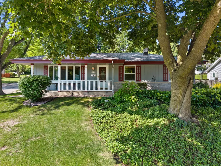 N85W18195 Lawrence Ave, Menomonee Falls, WI 53051 - #2