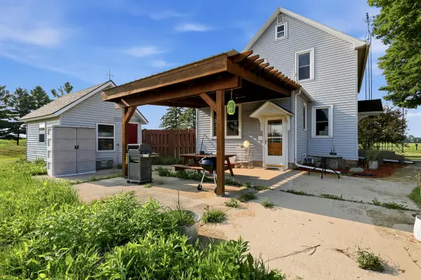 9817 Old 151 Rd, Manitowoc Rapids, WI 54220
