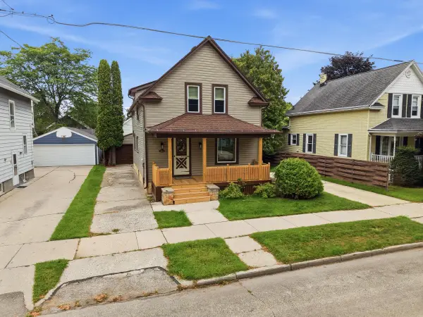 851 N 10th St, Manitowoc, WI 54220