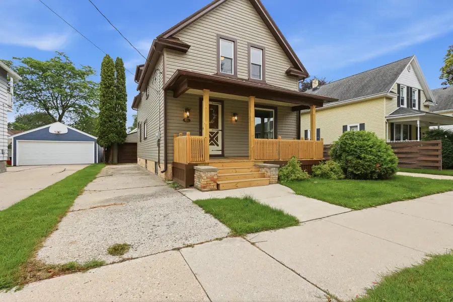 851 N 10th St, Manitowoc, WI 54220 - #2