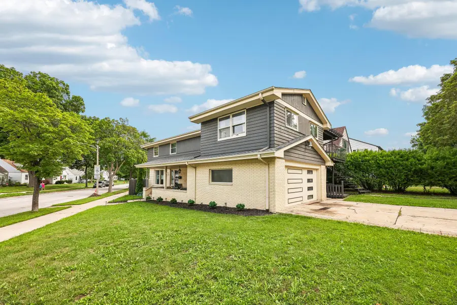 9625 W Metcalf Pl, Milwaukee, WI 53222 - #3