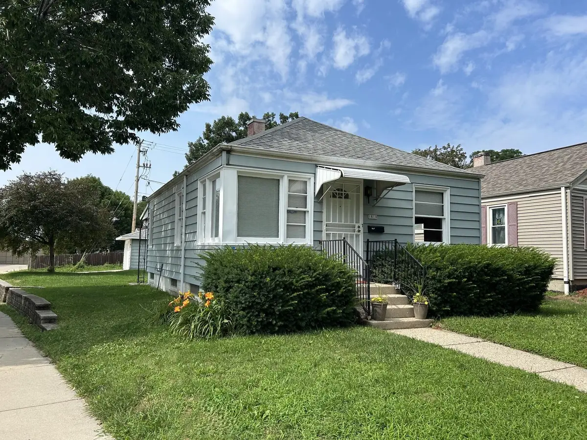 1818 E Fernwood Ave, Milwaukee, WI 53207 - #1