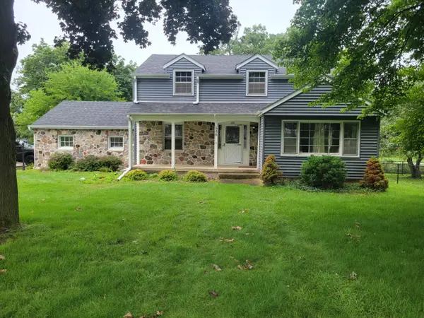686 S Concord Rd, Oconomowoc, WI 53066