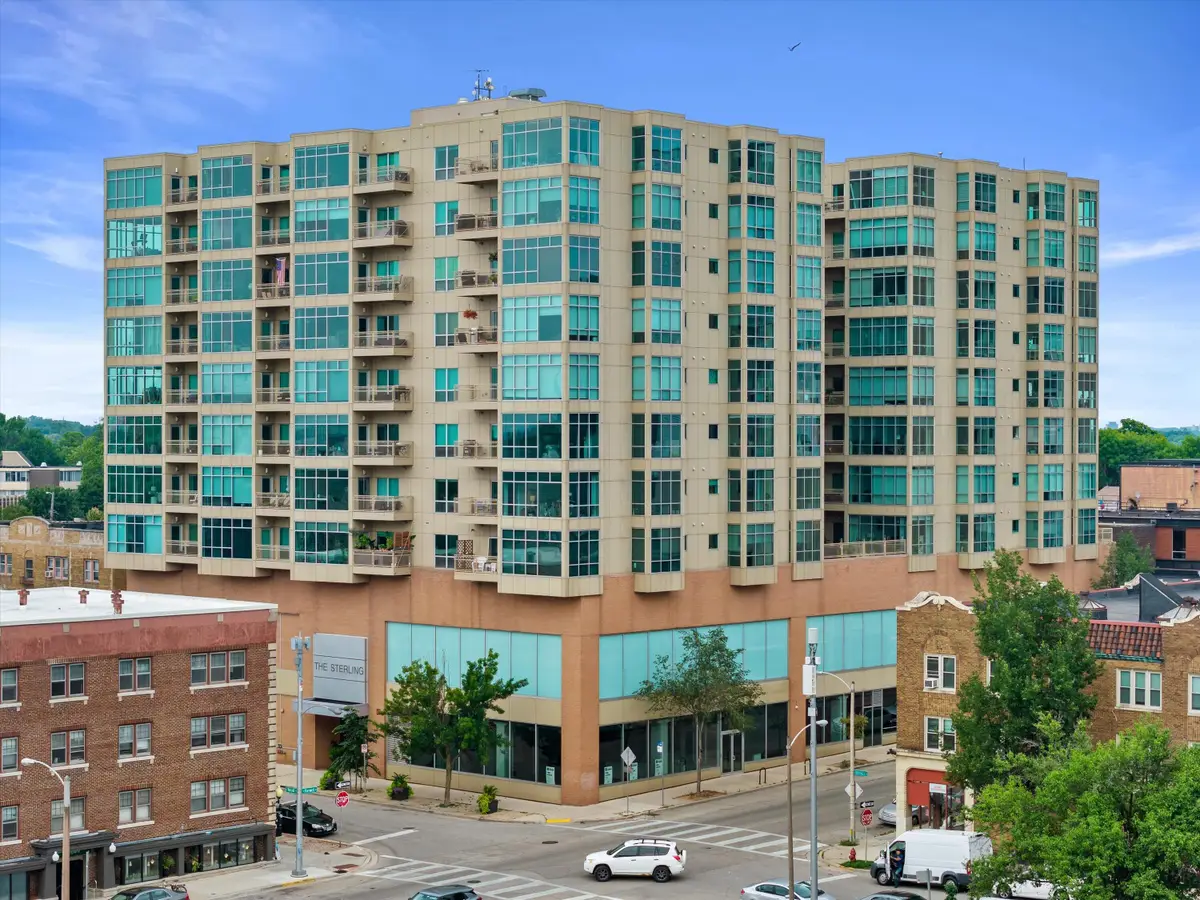 1550 E Royall Pl, Milwaukee, WI 53202 - #1