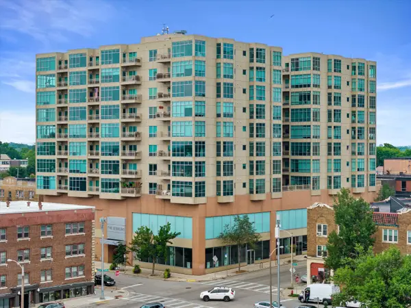 1550 E Royall Pl, Milwaukee, WI 53202