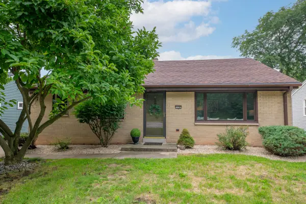 11707 W Oxford Pl, Wauwatosa, WI 53226