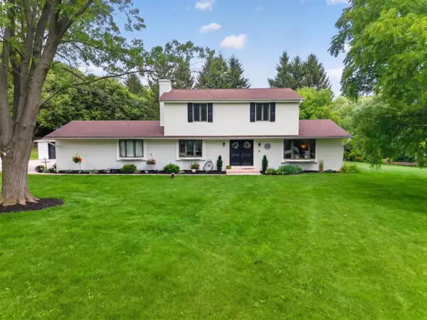 N8W27232 Woodridge Ln, Pewaukee, WI 53188