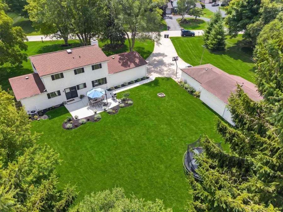 N8W27232 Woodridge Ln, Pewaukee, WI 53188 - #2