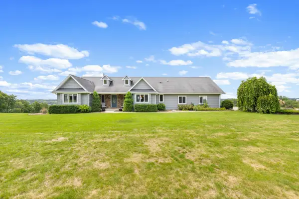 W1967 Mystic Ct, Ixonia, WI 53036